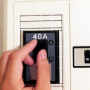 通電火災を防ぐために感震ブレーカーの導入を